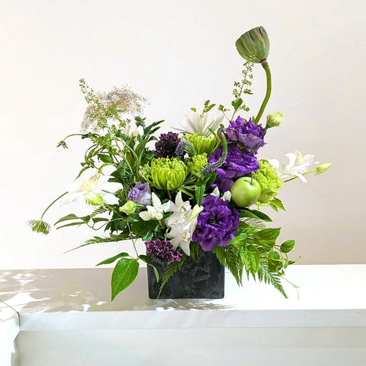 お供えアレンジメント グリーン白紫のお盆・法要の花 山梨の花屋CLAIR